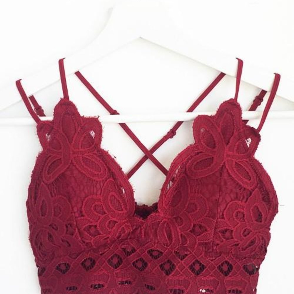THE ESSENTIAL LACE BRALETTE